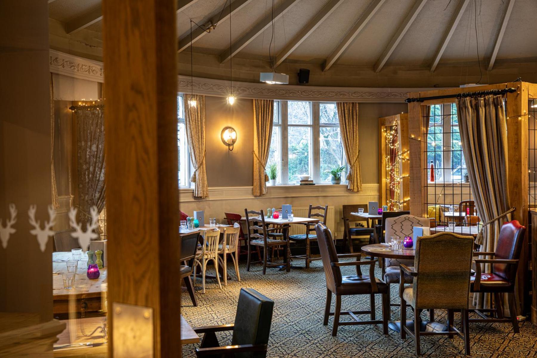 The Devonshire Arms Hotel Baslow Exterior photo